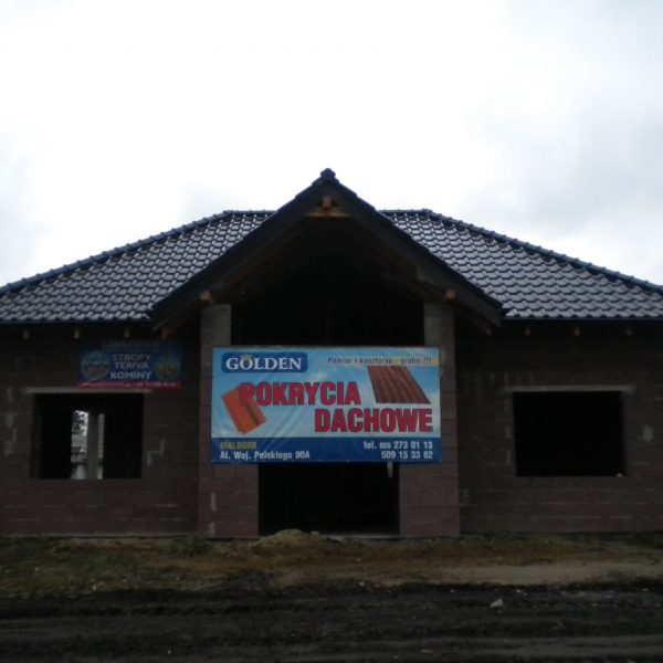Pokrycie dachu dachówką Röben Monza Plus w kolorze Tobago, harmonizującym z elewacją.